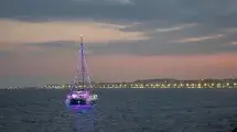 catamaran atardecer navegando