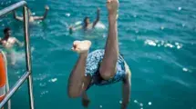 salto al agua desde catamaran