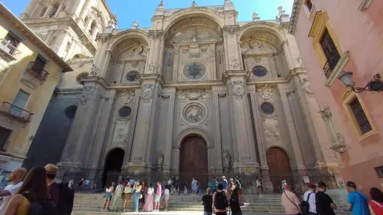 Catedral de Granada con grupo de visitantes entrada