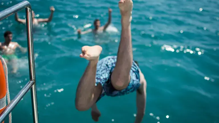 Salto agua catamaran
