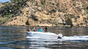 Barco a motor con Capitán