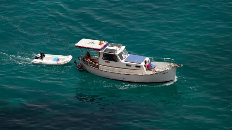 barco privado en la costa tropical