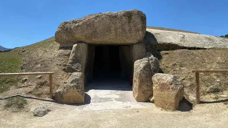 dolmen de antequera de la menga