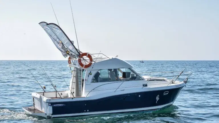 el yate haliotis en mar