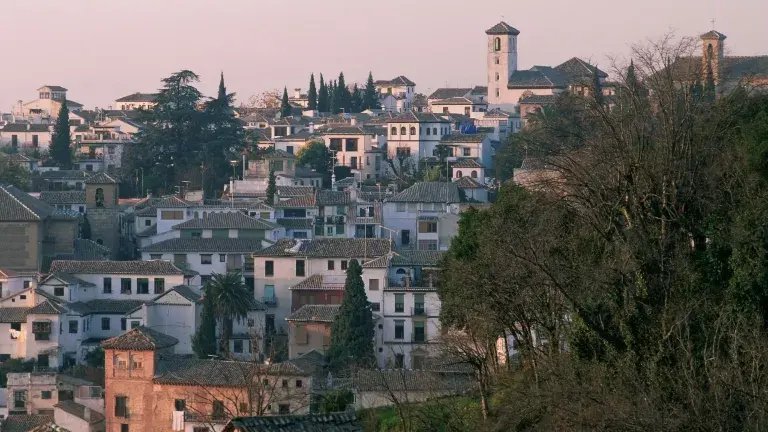 foto del albaicin al atardecer con arboles sol
