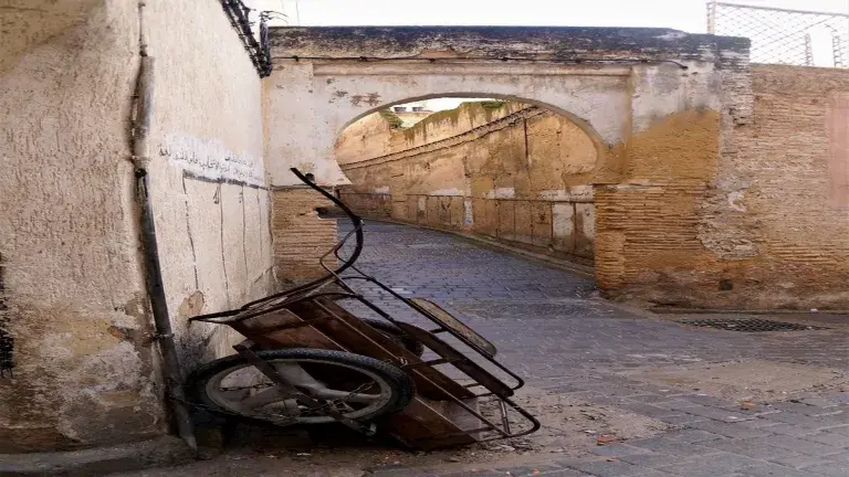 fotografia de las calles de fez arco musulman