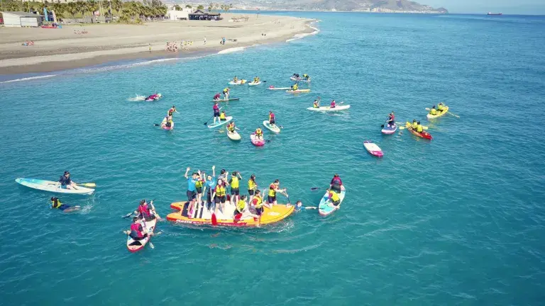 grupo de excursion de paddle surf kayak en la costa tropical