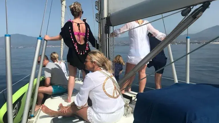 grupo en yate navegando en mar