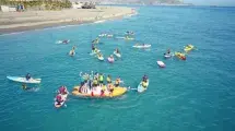 grupo excursion paddle surf kayak en la costa tropical