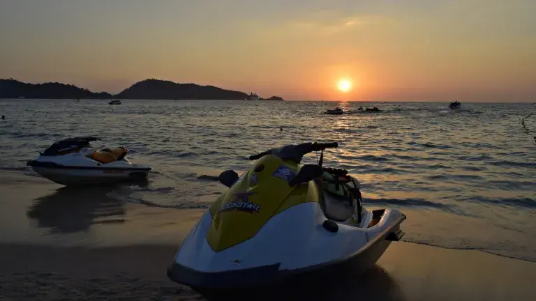motos de agua atardecer