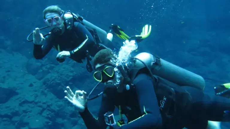 pareja de buceadores