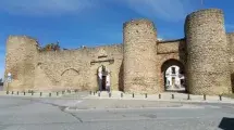 puerta almocabar en pueblo Ronda