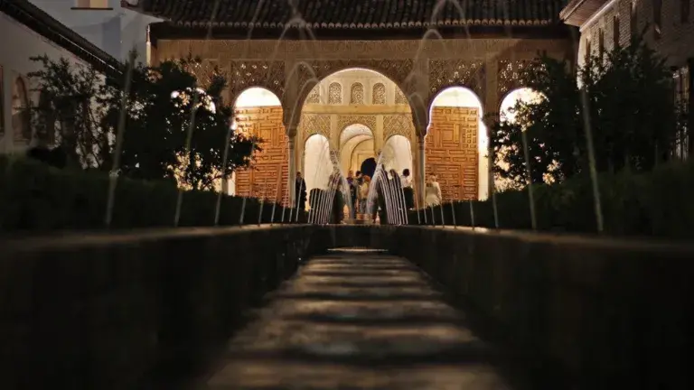 visita nocturana por la noche de la alhambra granada