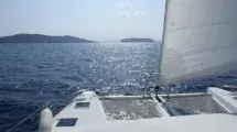 vista popa catamaran navegando