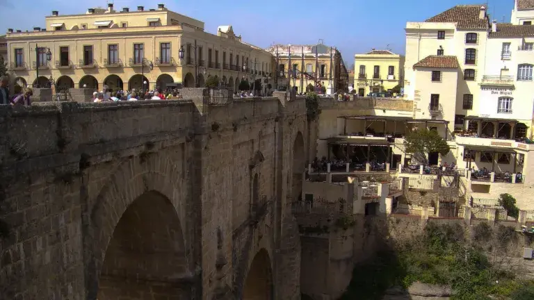 vistas del pueblo de ronda en malaga desde el puente nuevo sobre el tajo